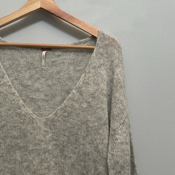 ❗️SOLD❗️Free People Grey V Neck Gossamer Alpaca Wool Blend Sweater Size XS - Picture 4 of 8